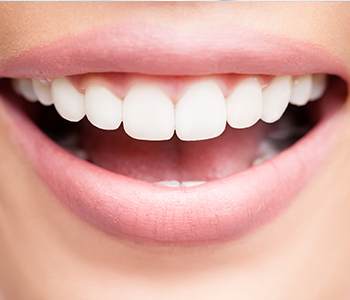 How are crowns different than veneers for Farragut area patients?